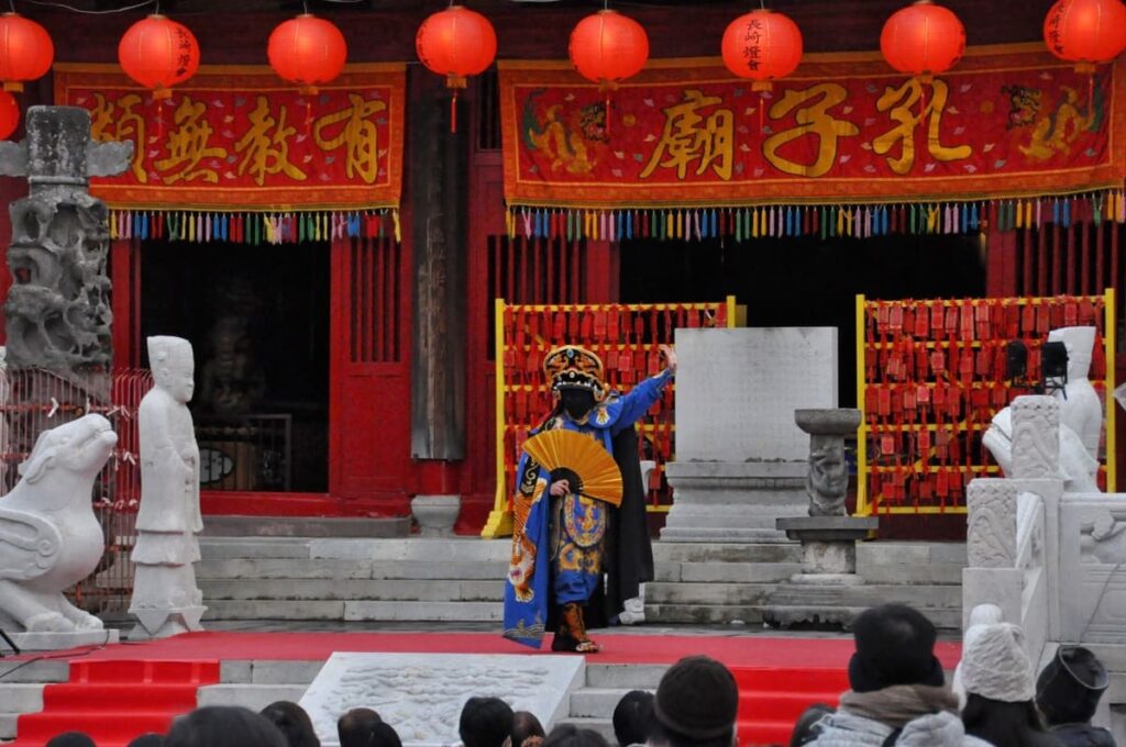 長崎孔子廟で変面師「京介」による中国変面ショー