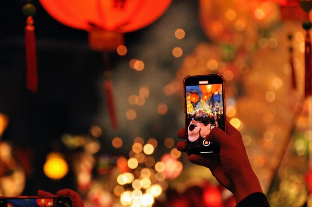 スマホ越しに見た長崎ランタンフェスティバル