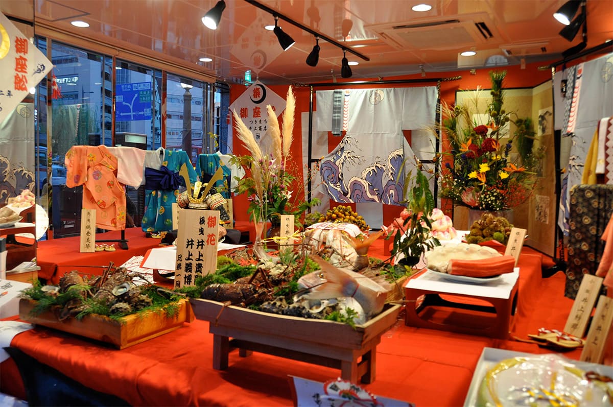 所狭しと御祝の品や衣装などが飾られて見て回るだけでも楽しめます