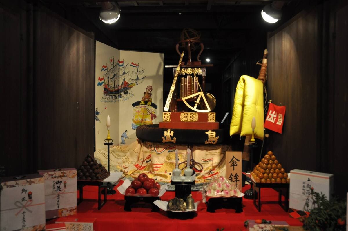 庭見世(にわみせ)では宗和台に栗・桃饅頭・柿・ザクロなどが飾られます