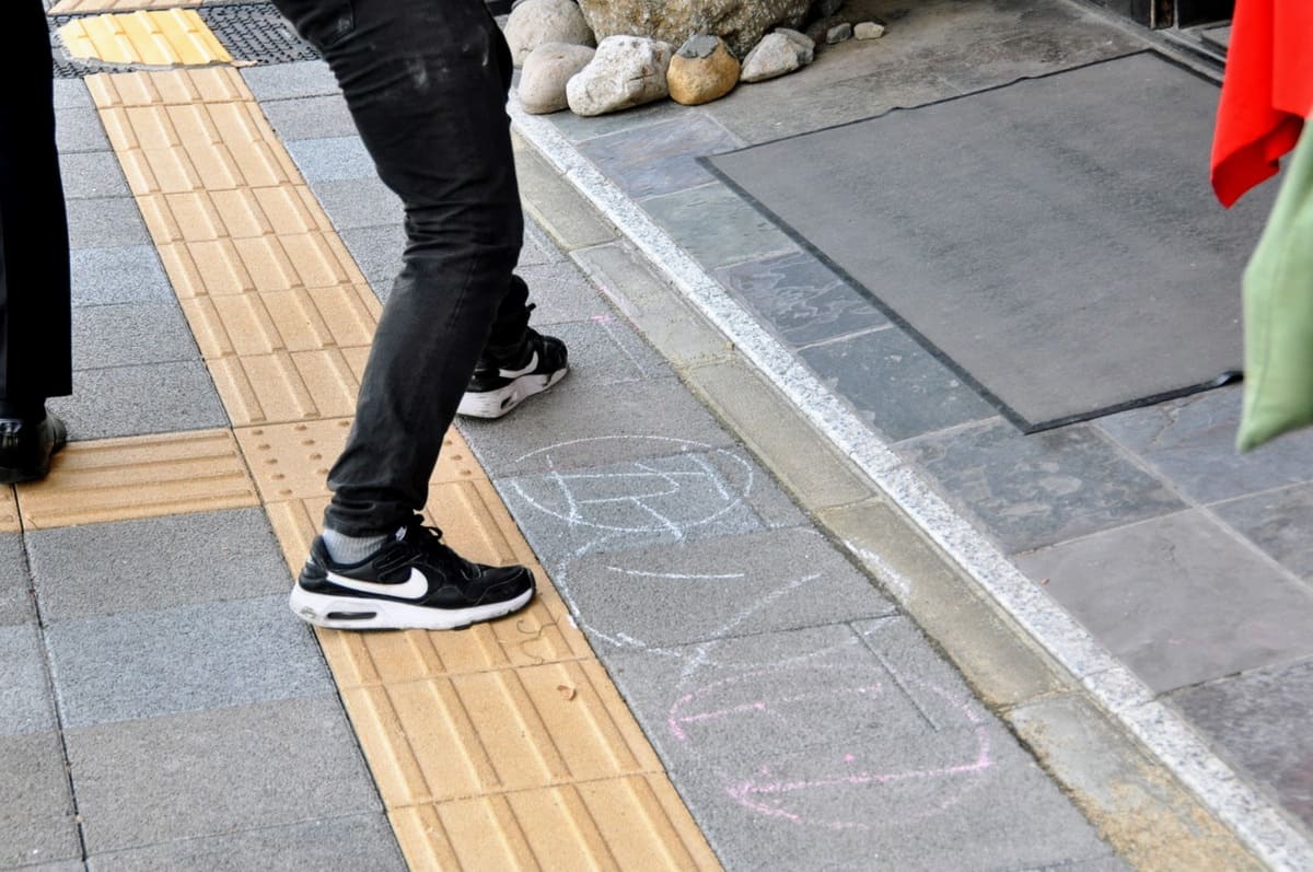 庭先回りでは踊町を表す文字が至るところに…