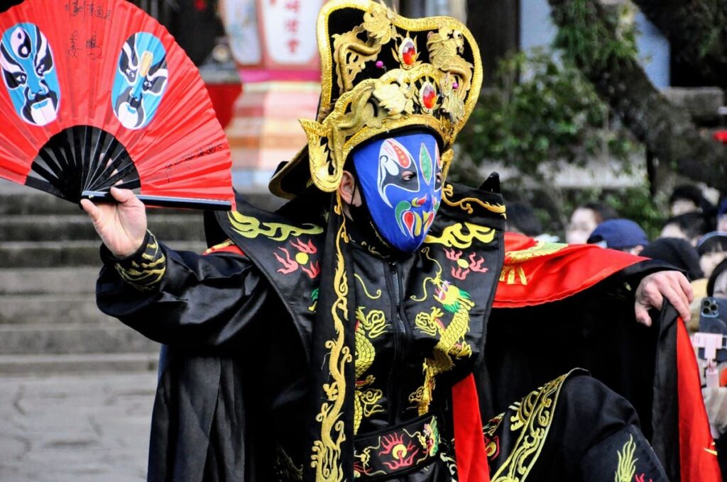 興福寺で中国変面ショーを披露する姜鵬（キョウ ホウ）さん