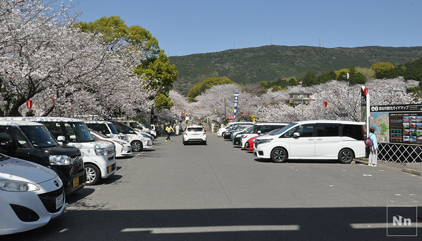 橘神社の駐車場は100台ほど停める事ができるようです。