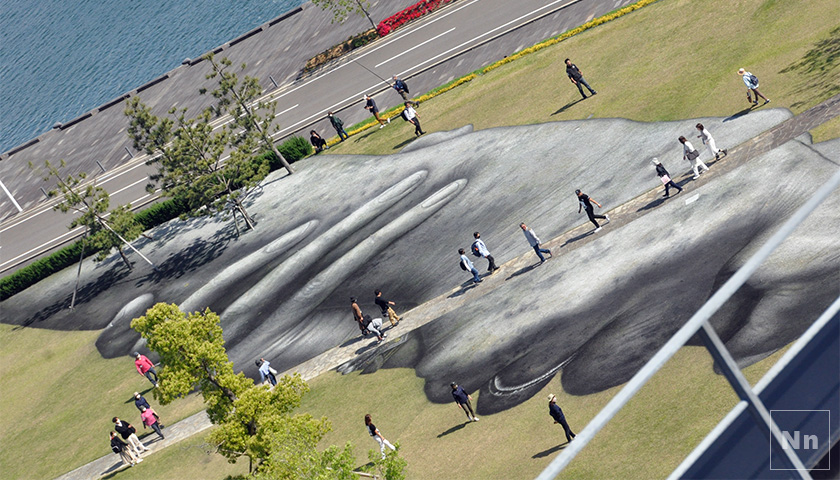 長崎県庁の8階（展望フロア）から見た巨大地上絵。