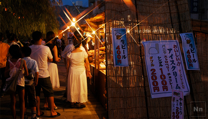 長崎夜市は中島川の遊歩道に多数の屋台や縁日が出て多くの人で賑わいます。
