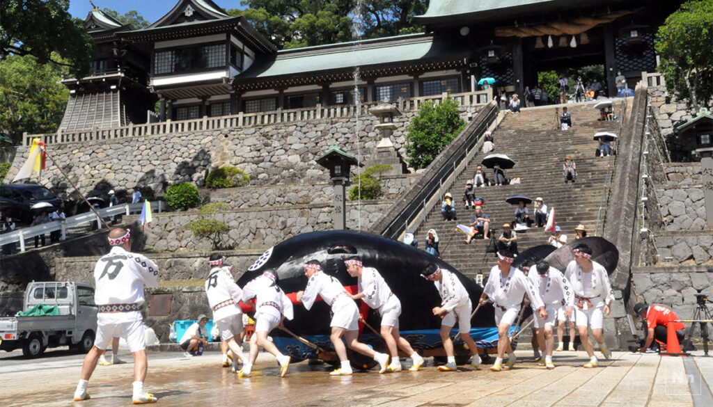 諏訪神社で稽古を行うのは鯨の潮吹きを奉納する万屋町の方々。