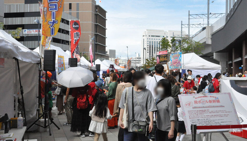長崎駅西口も大勢の人で賑わっています。