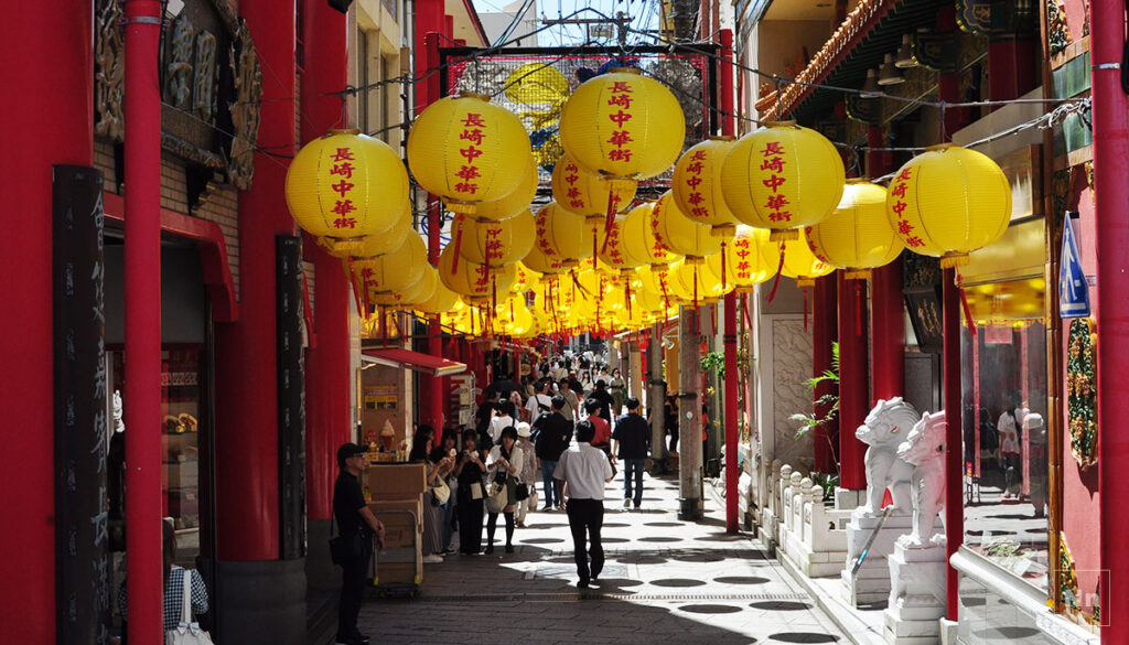 新地中華街に吊るされた黄色いランタン（満月灯籠）は昼間でも綺麗です。