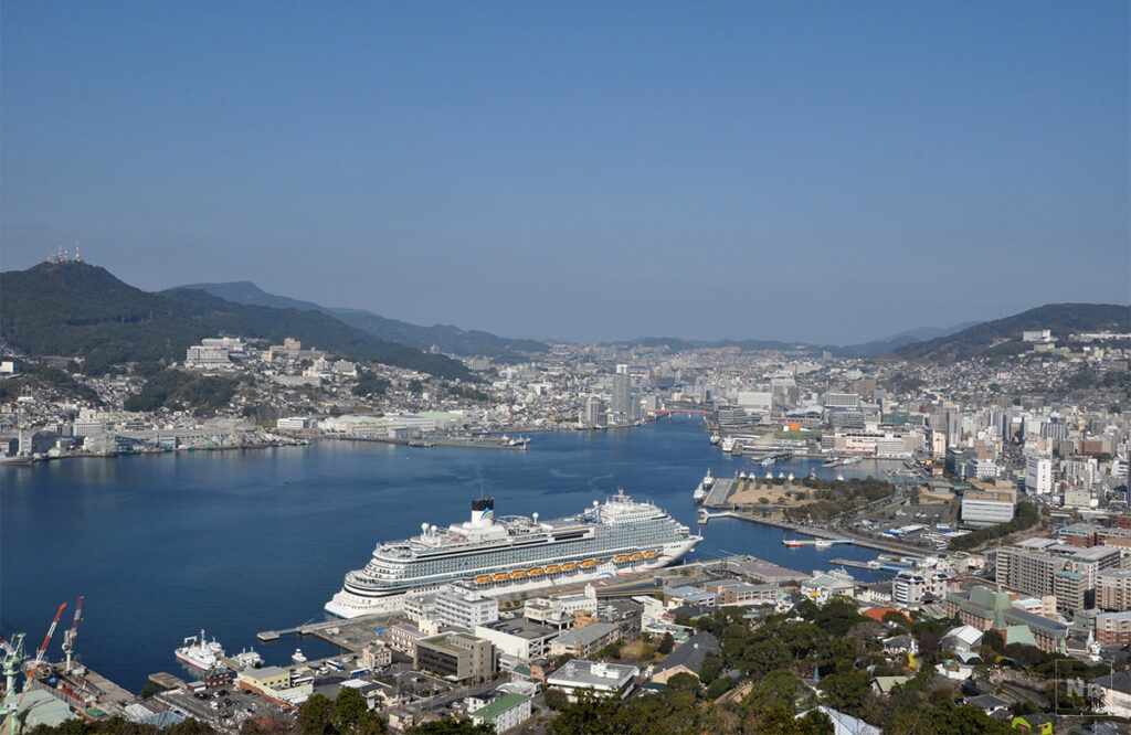 長崎港には大型クルーズ船が似合います。