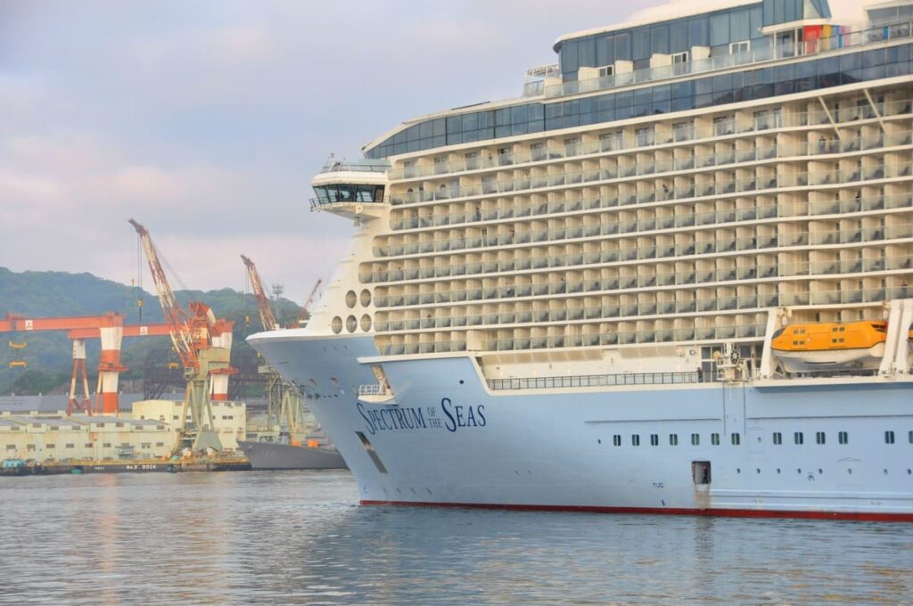 長崎港内で大旋回をするスペクトラム・オブ・ザ・シーズ