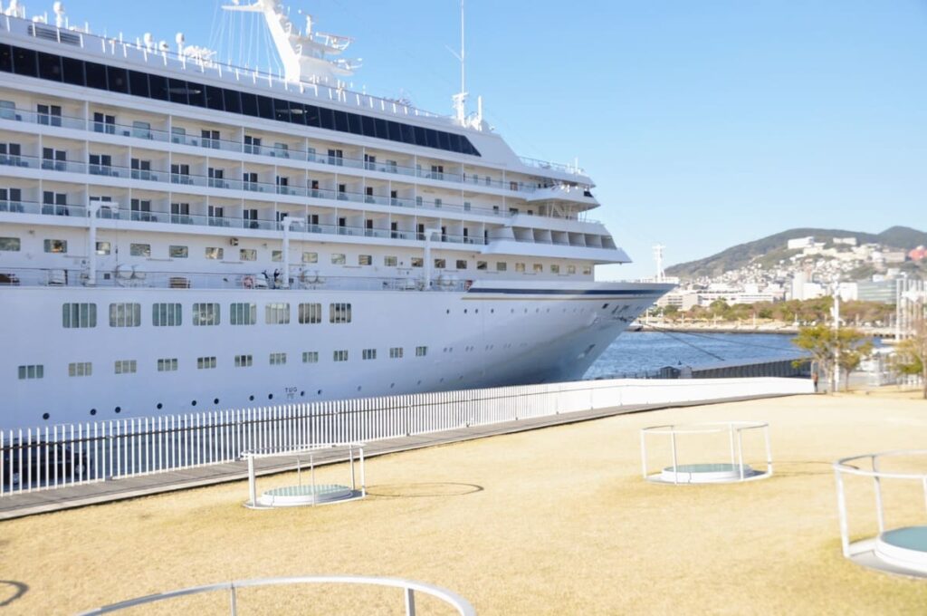 松が枝国際ターミナルで見た飛鳥Ⅱ(船首側)