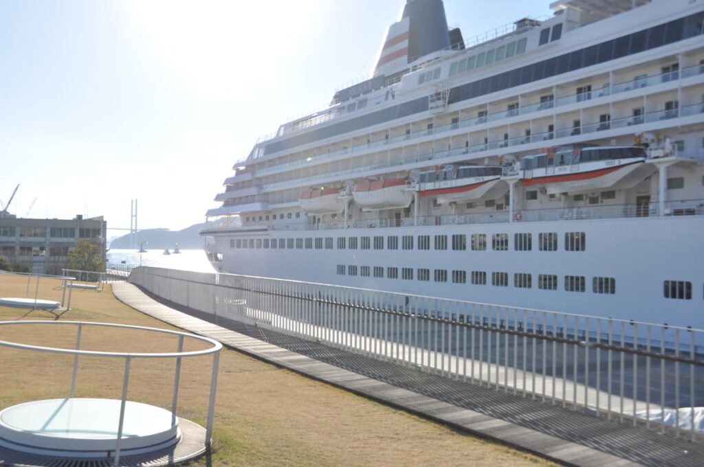 松が枝国際ターミナルで見た飛鳥Ⅱ(船尾側)