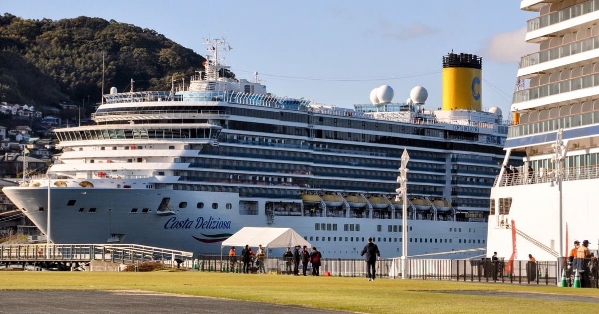 長崎寄港「コスタ・デリチョーザ」黄色ファンネル（煙突）＆青いロゴ
