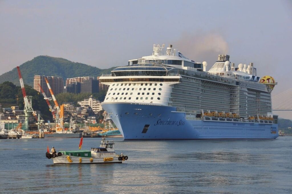 松が枝国際ターミナルへ向かうスペクトラム・オブ・ザ・シーズ