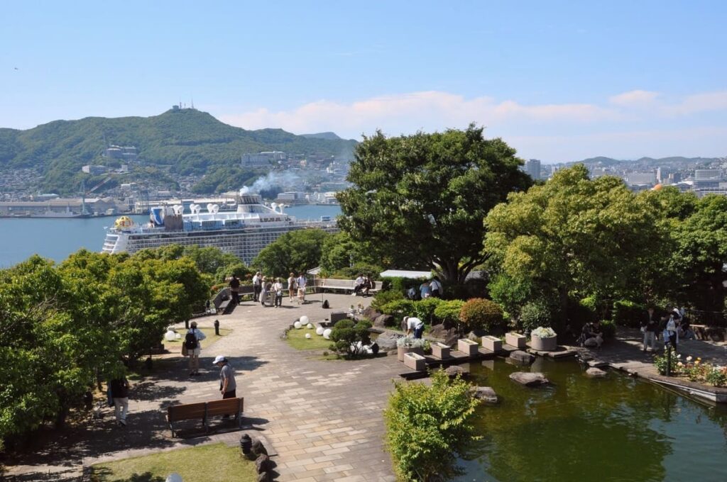 旧三菱第2ドックハウスから見たスペクトラム・オブ・ザ・シーズ