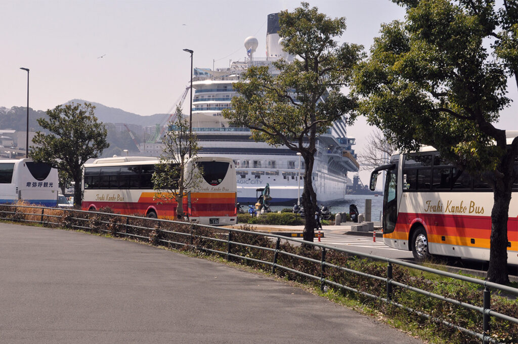数十台の大型観光バスがやってきます！