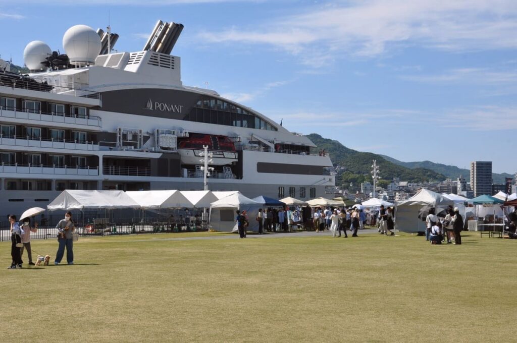 出島岸壁に停泊中のル・ソレアル