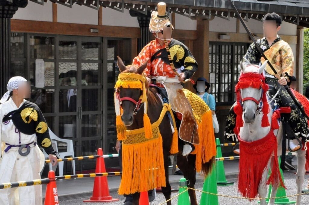 諏訪神社境内中庭で行われる流鏑馬神事