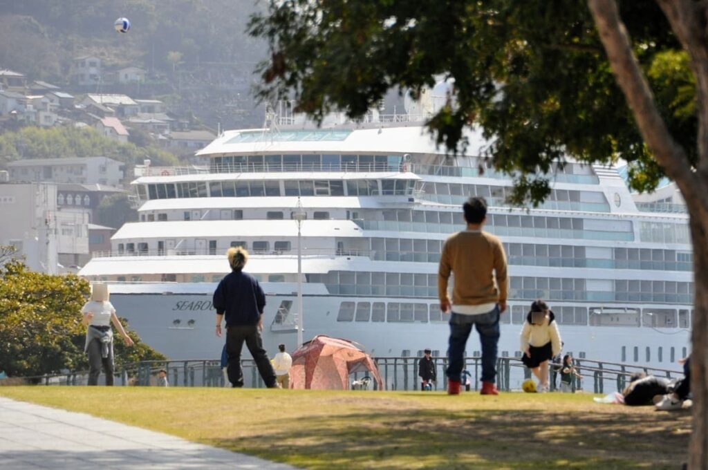 長崎水辺の森公園から見たシーボーン・クエスト