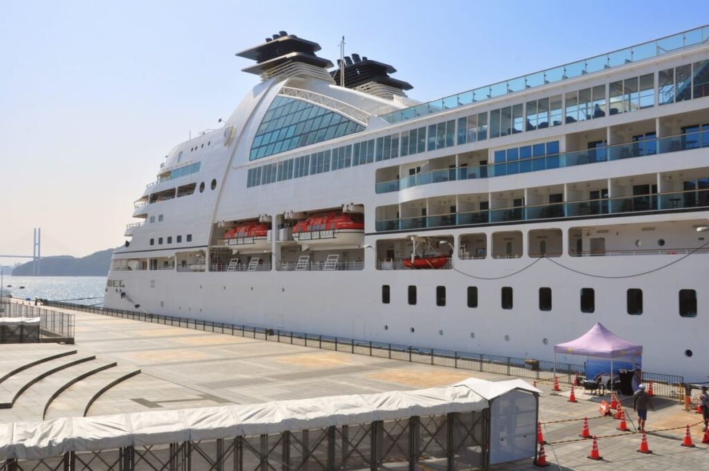 松が枝国際ターミナルから見たシーボーン・クエスト(右舷接岸)