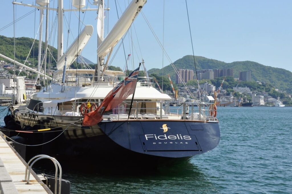 出島岸壁に停泊中のFIDELIS(フィデリス)