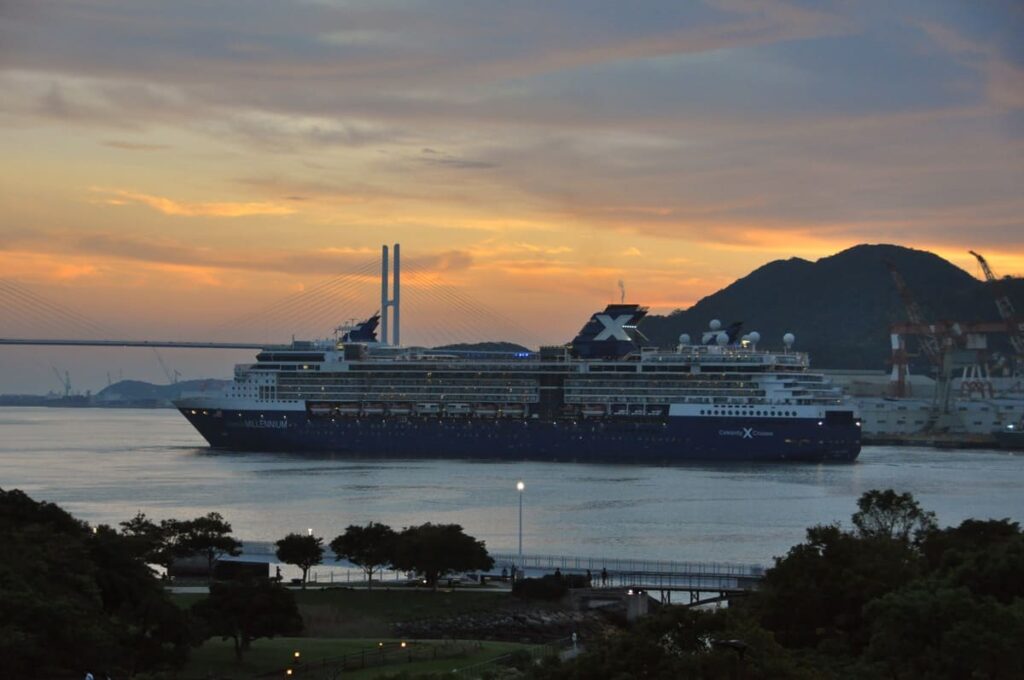 次港へ向け出港するセレブリティ・ミレニアム