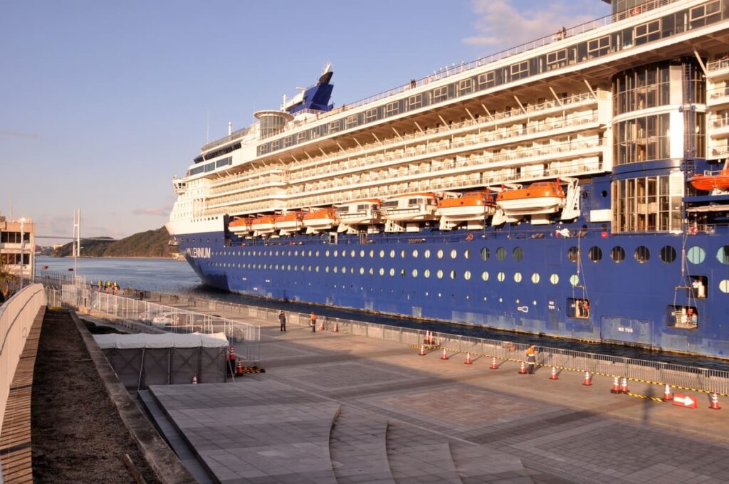 松が枝国際ターミナルから見たCelebrity MILLENNIUM（セレブリティ・ミレニアム）