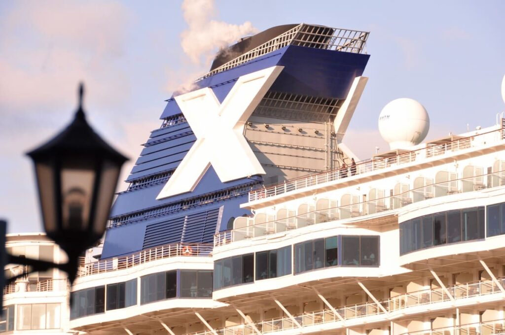 常盤岸壁から見たCelebrity MILLENNIUM（セレブリティ・ミレニアム）