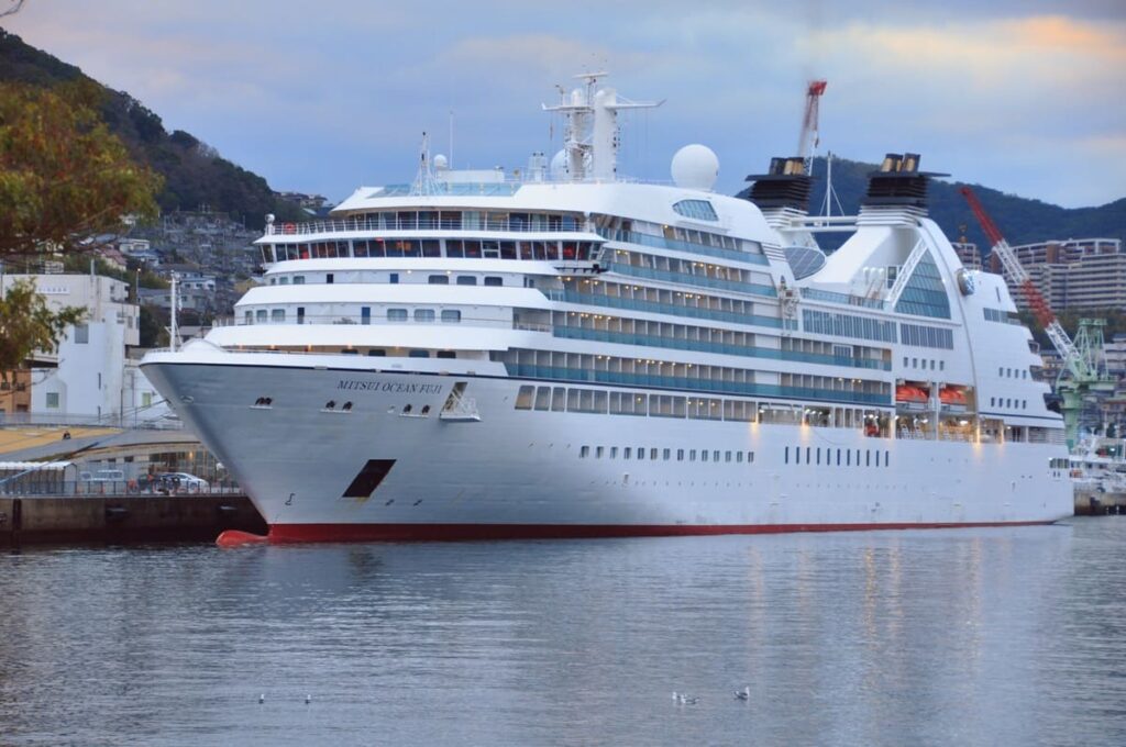 長崎港で一夜を明かした三井オーシャンフジ