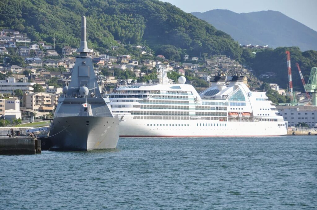 大波止ターミナルから見た護衛艦「やはぎ」