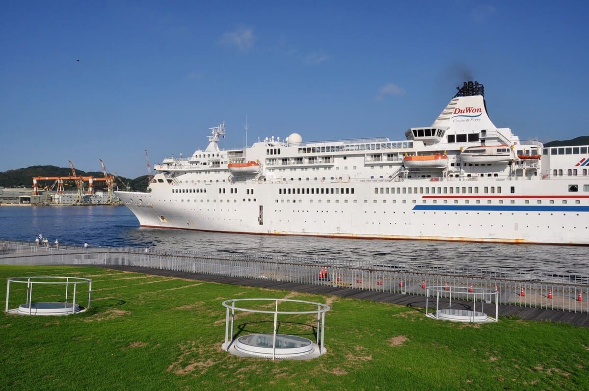 松が枝国際ターミナルに接岸するイースタン・ヴィーナス