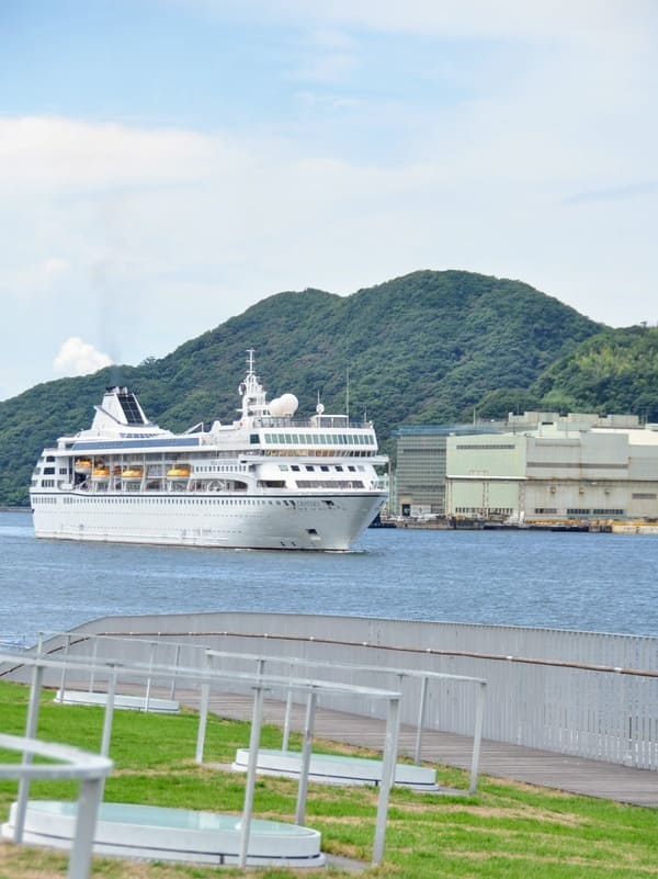 長崎港内をゆっくりと進むオデッセイ