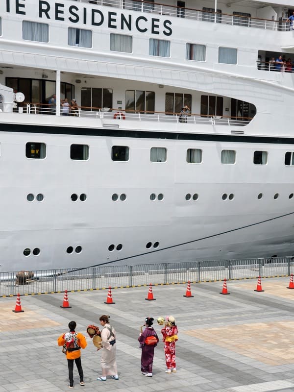 かわち家さんの賑やかな演奏に乗客の方々は大喜び