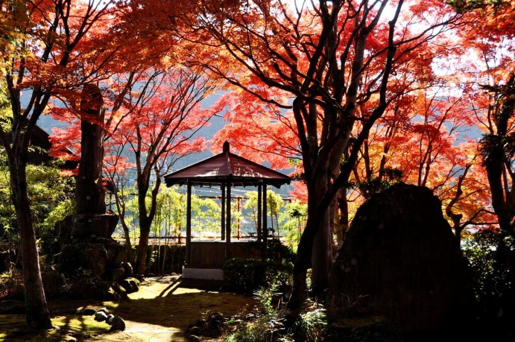 借景の庭園美「迎仙閣」の紅葉