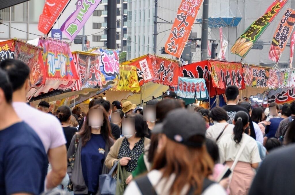 長崎くんち期間は多くの出店で賑わいます