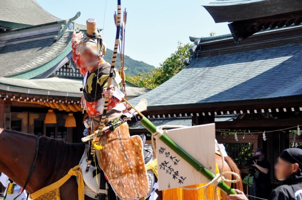 場を清めた後は奉呈の的を射抜きます