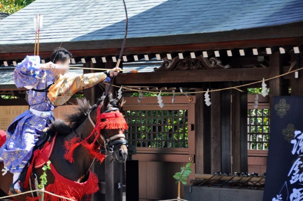 掛け声とともに的を射抜きます