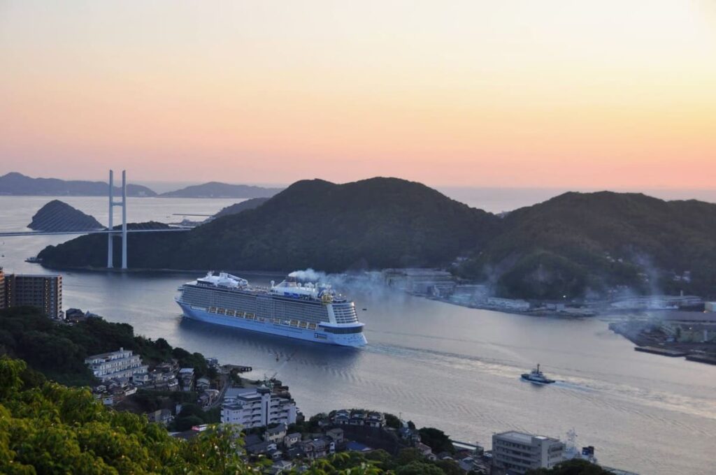 ゆっくりと長崎を離れるスペクトラム・オブ・ザ・シーズ