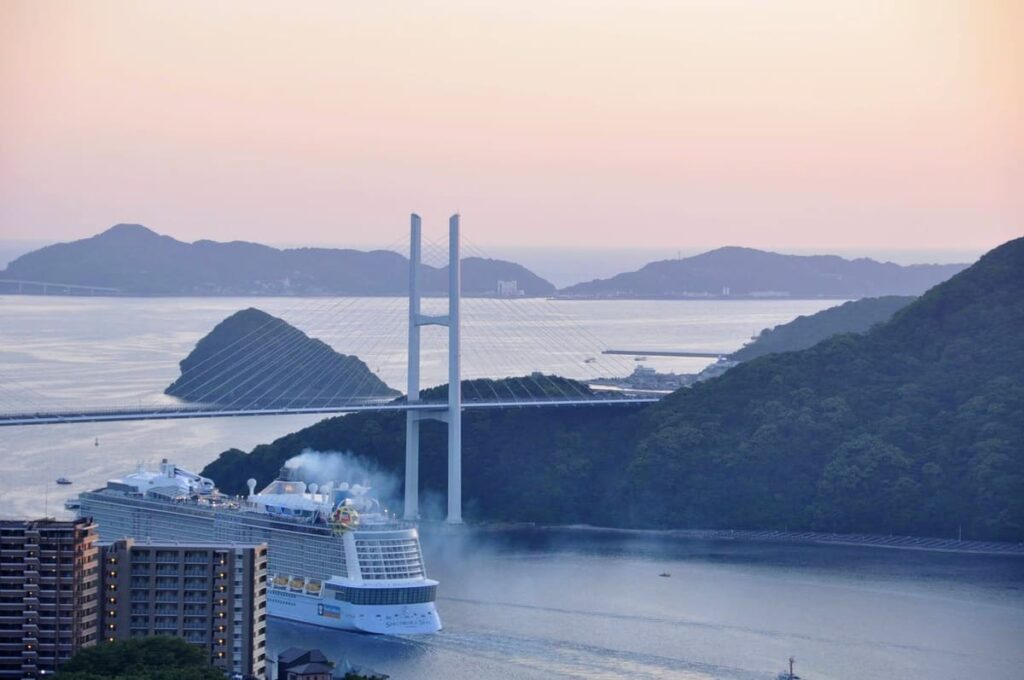 女神大橋とスペクトラム・オブ・ザ・シーズ