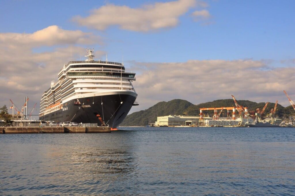 青空と女神大橋、そして威風堂々たるウエステルダム