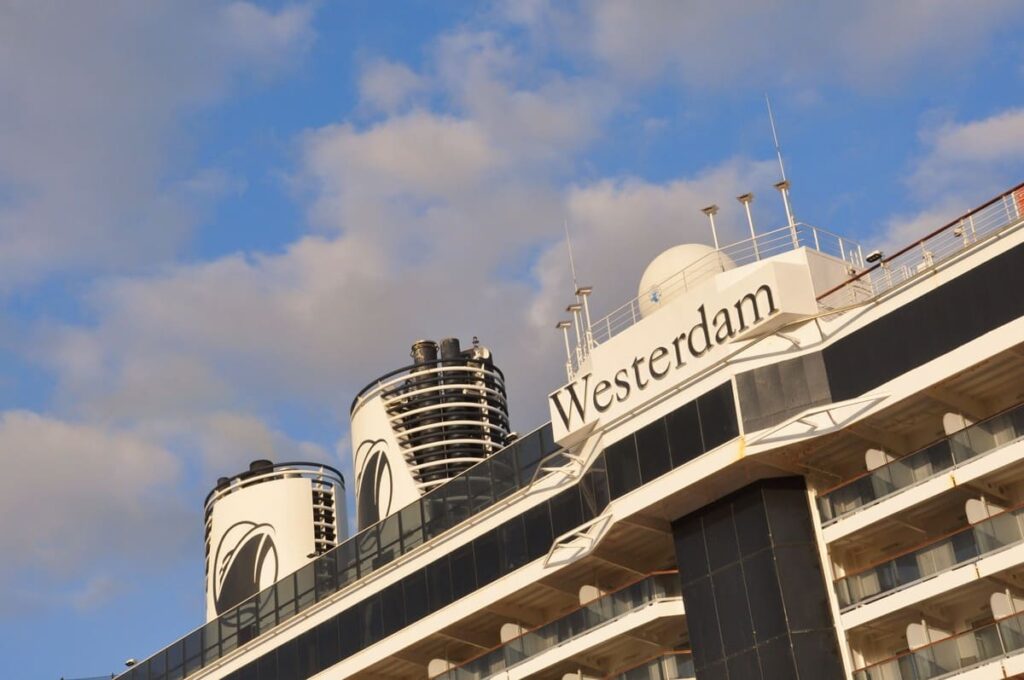 伝統のロゴを冠したファンネル