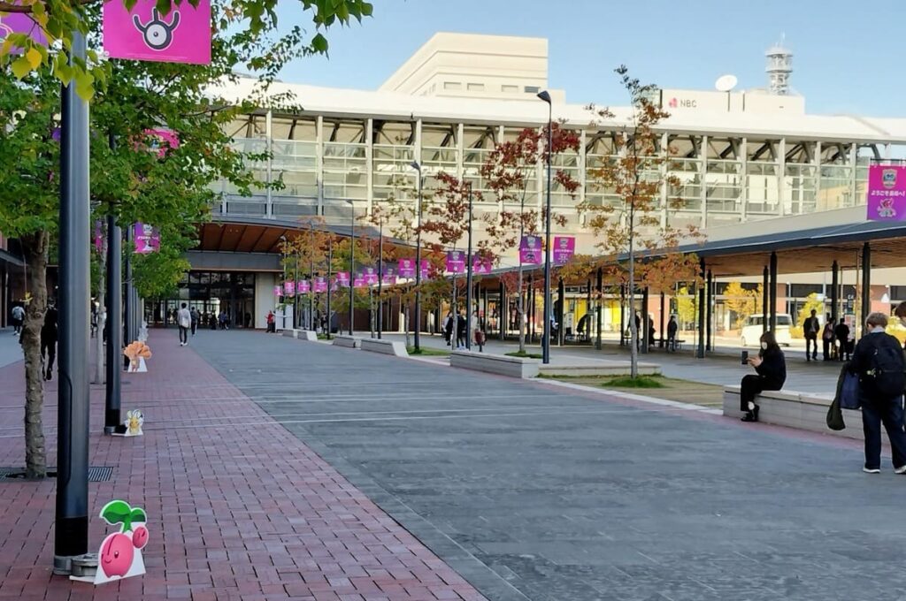 長崎駅前通路もポケモン一色