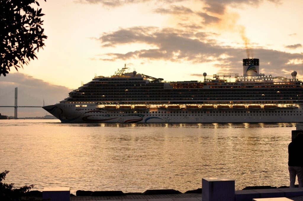 影を落としてか、客室の明かりもまばらです…