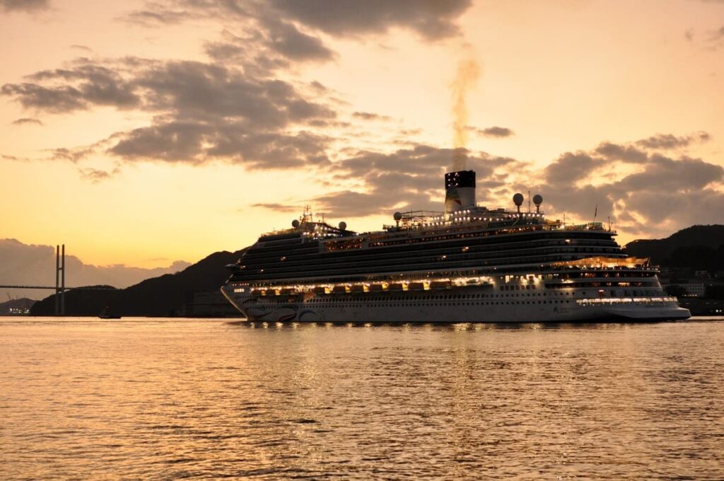 次港(上海)へ向け出港したアドラ・マジック・シティ