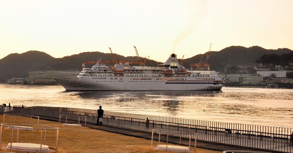 イースタン・ビーナス長崎寄港｜韓国トゥオン商船の白い船体が長崎港を彩る