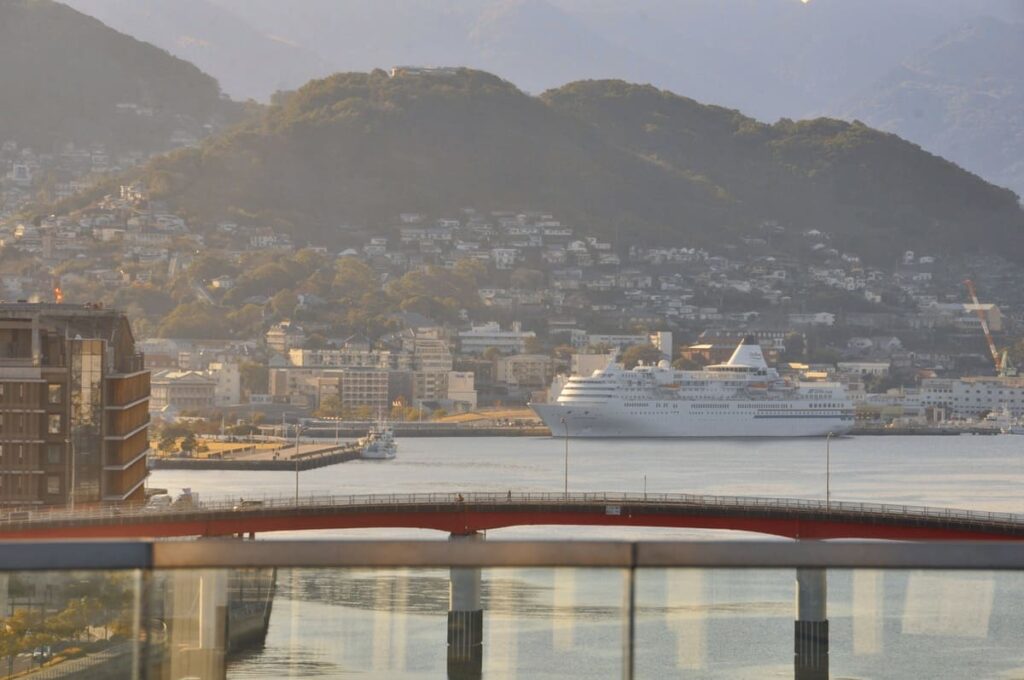 長崎スタジアムシティの足湯広場から見たイースタン・ヴィーナス