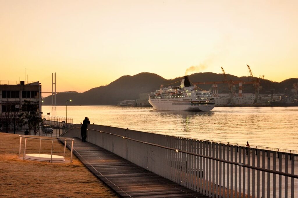 松が枝岸壁を離岸し女神大橋方面へ向かうEASTERN VENUS(イースタン・ビーナス)