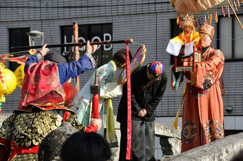 眼鏡橋で行われる媽祖行列の儀式