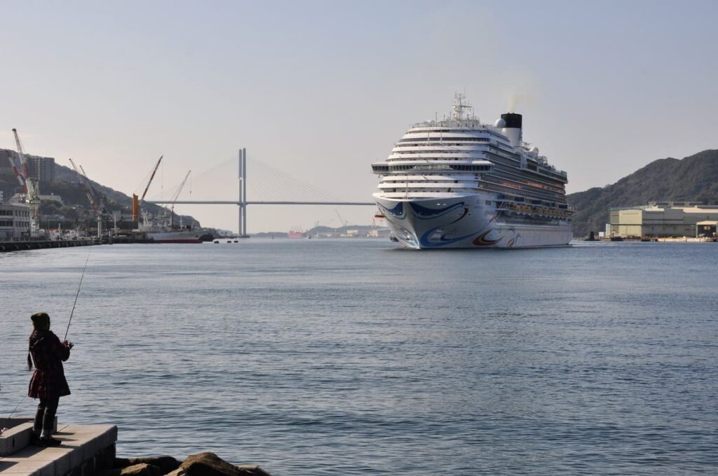 釣りを愉しむ人とアドラ・マジック・シティ