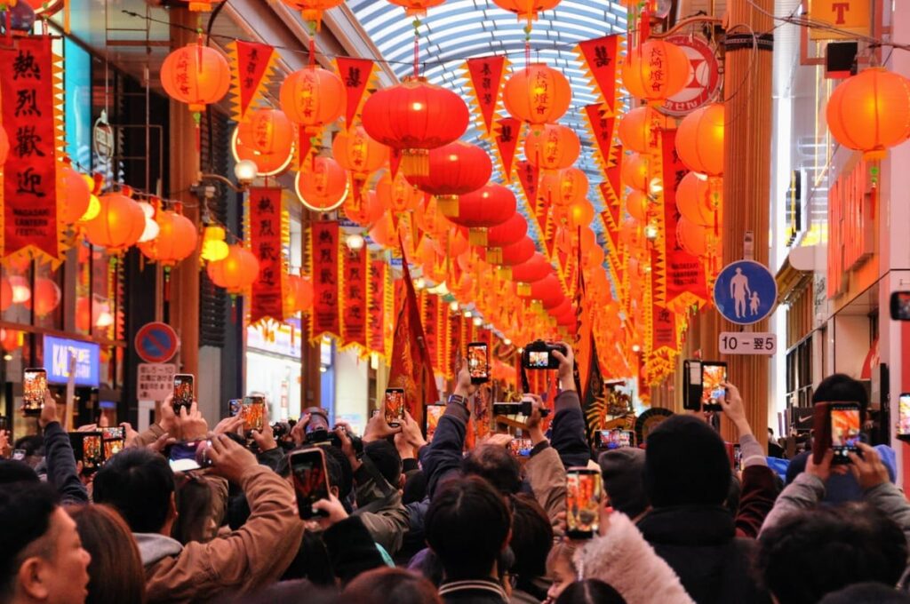 ハマクロス411前で皇帝パレードの列にカメラを向ける大勢の観衆